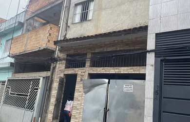 Imagem: A casa possui 3 Dormitórios, 2 Banheiros, 1 Vaga na garagem