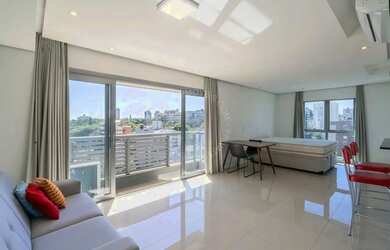 Imagem: O apartamento possui 1 Dormitório, 1 Banheiro, 1 Vaga na garagem