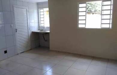 Imagem: A casa possui 2 Dormitórios, 1 Banheiro e está localizado