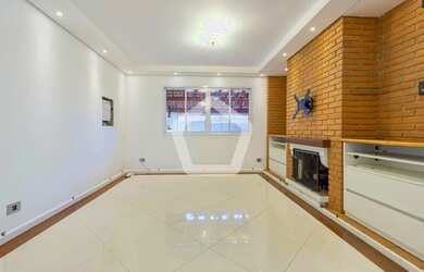 Imagem: A casa possui 3 Dormitórios, 1 Banheiro, 2 Vagas na garagem