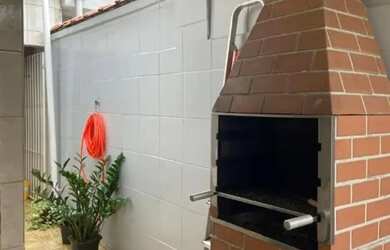 Imagem: A casa possui 3 Dormitórios, 2 Banheiros, 2 Vagas na garagem