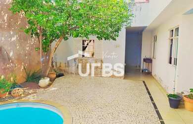 Imagem: A casa possui 4 Dormitórios, 4 Banheiros, 2 Vagas na garagem