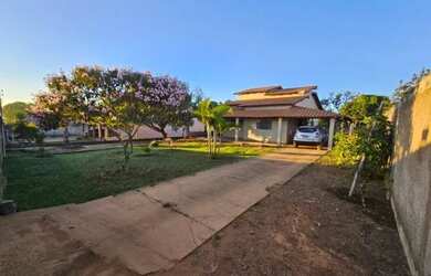 Imagem: A casa possui 3 Dormitórios, 2 Banheiros, 2 Vagas na garagem