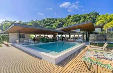 Imagem: A casa em condomínio possui 5 Dormitórios, 5 Banheiros, 4