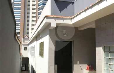 Imagem: A casa possui 4 Dormitórios, 4 Banheiros, 4 Vagas na garagem