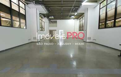 Imagem: O depósito possui 5 Vagas na garagem e 4400m² de Área e está