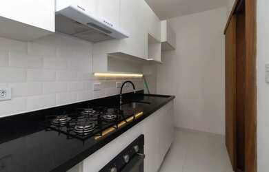 Imagem: O apartamento possui 1 Dormitório, 1 Banheiro, 1 Vaga na garagem