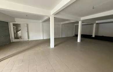 Imagem: O depósito possui 4 Vagas na garagem, 180m² de Área e está