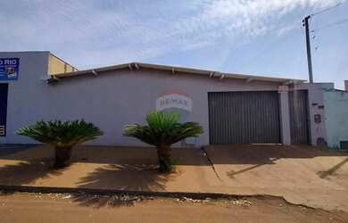 Imagem: A casa possui 2 Dormitórios, 1 Banheiro, 4 Vagas na garagem