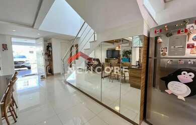 Imagem: A casa possui 3 Dormitórios, 3 Banheiros, 2 Vagas na garagem