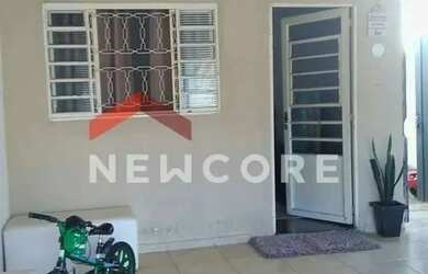 Imagem: A casa possui 2 Dormitórios, 2 Banheiros, 2 Vagas na garagem