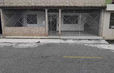 Imagem: A casa possui 4 Dormitórios, 3 Banheiros, 3 Vagas na garagem