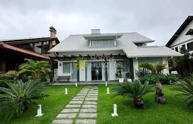 Imagem: A casa possui 5 Dormitórios, 5 Banheiros, 2 Vagas na garagem