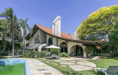 Imagem: A casa possui 4 Dormitórios, 5 Banheiros, 4 Vagas na garagem