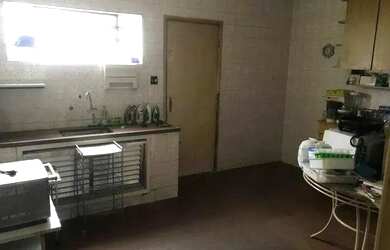 Imagem: A casa possui 4 Dormitórios, 2 Banheiros, 3 Vagas na garagem