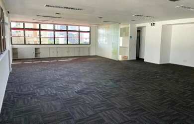 Imagem: O depósito possui 2 Vagas na garagem e 131m² de Área e está