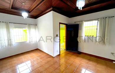 Imagem: A casa possui 3 Dormitórios, 1 Banheiro, 1 Vaga na garagem