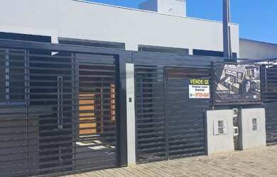 Imagem: A casa possui 3 Dormitórios, 2 Banheiros, 1 Vaga na garagem