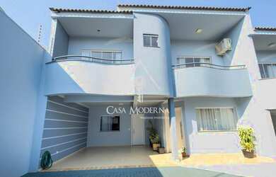 Imagem: A casa possui 2 Dormitórios, 2 Banheiros, 2 Vagas na garagem