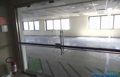 Imagem: O depósito possui 5 Vagas na garagem e 411m² de Área e está