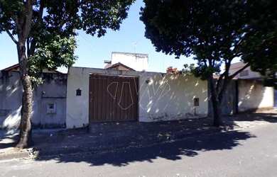 Imagem: A casa possui 2 Dormitórios, 1 Banheiro, 2 Vagas na garagem