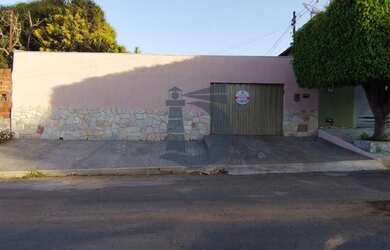 Imagem: A casa possui 3 Dormitórios, 2 Banheiros, 5 Vagas na garagem