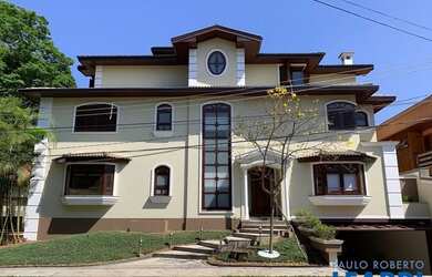 Imagem: A casa em condomínio possui 5 Dormitórios, 5 Banheiros, 905m²