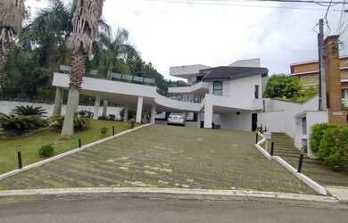 Imagem: A casa possui 4 Dormitórios, 5 Banheiros, 5 Vagas na garagem