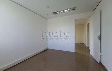 Imagem: O depósito possui 1 Vaga na garagem e 34m² de Área e está