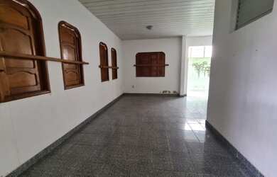 Imagem: A casa possui 2 Dormitórios, 2 Banheiros e 1 Vaga na garagem