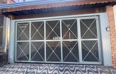 Imagem: A casa possui 3 Dormitórios, 2 Banheiros, 2 Vagas na garagem