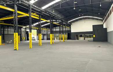 Imagem: O depósito possui 3 Vagas na garagem, 1.700m² de Área e