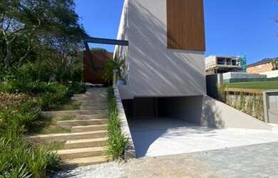 Imagem: A casa em condomínio possui 4 Dormitórios, 5 Banheiros, 5