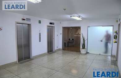 Imagem: O depósito possui 1 Vaga na garagem e 332m² de Área e está