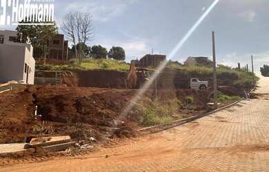 Imagem: O terreno e possui Dormitórios, Suítes, Banheiros, 303-0m²