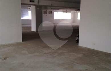 Imagem: O depósito possui 5 Vagas na garagem, 630m² de Área e está