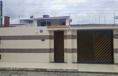 Imagem: A casa possui 3 Dormitórios, 3 Banheiros, 2 Vagas na garagem