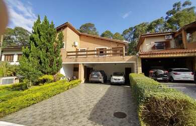 Imagem: A casa possui 4 Dormitórios, 5 Banheiros, 5 Vagas na garagem