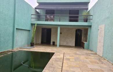 Imagem: A casa possui 3 Dormitórios, 4 Banheiros, 2 Vagas na garagem