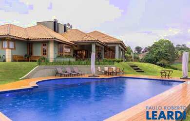 Imagem: A casa possui 5 Dormitórios, 5 Banheiros, 3 Vagas na garagem