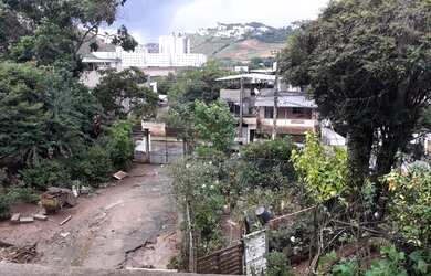 Imagem: A casa possui 3 Dormitórios, 1 Banheiro, 2 Vagas na garagem