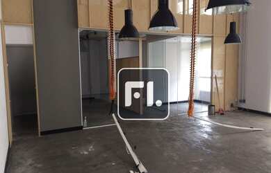 Imagem: O depósito possui 2 Vagas na garagem e 160m² de Área e está