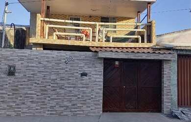 Imagem: A casa possui 3 Dormitórios, 3 Banheiros, 2 Vagas na garagem