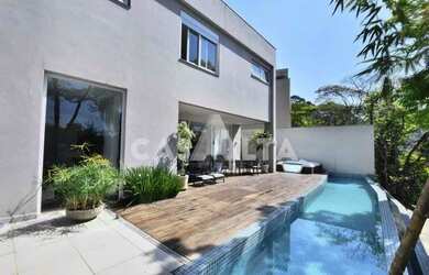 Imagem: A casa possui 4 Dormitórios, 5 Banheiros, 4 Vagas na garagem