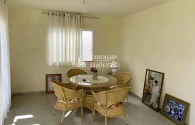 Imagem: A casa possui 1 Dormitório, 3 Banheiros, 2 Vagas na garagem