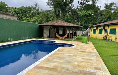 Imagem: A casa possui 4 Dormitórios, 5 Banheiros, 3 Vagas na garagem