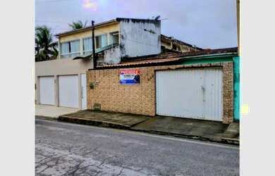 Imagem: A casa possui 3 Dormitórios, 2 Banheiros, 3 Vagas na garagem