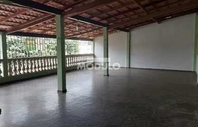 Imagem: A casa possui 4 Dormitórios, 2 Banheiros, 3 Vagas na garagem