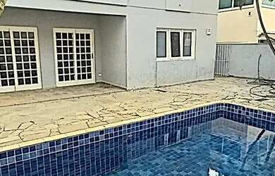 Imagem: A casa em condomínio possui 4 Dormitórios, 2 Banheiros, 5