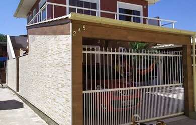 Imagem: A casa possui 3 Dormitórios, 2 Banheiros, 2 Vagas na garagem